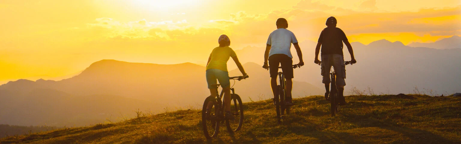 Fahrradtour am Abend in den Bergen