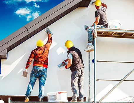 Handwerker verputzen Außenwand