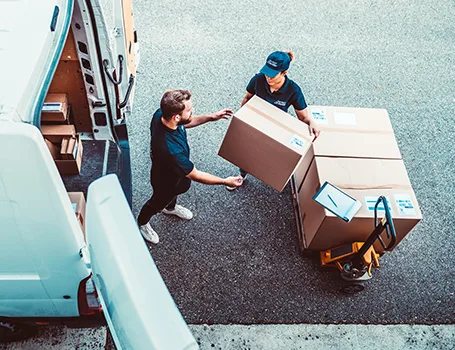 Pakete werden aus Transporter entladen