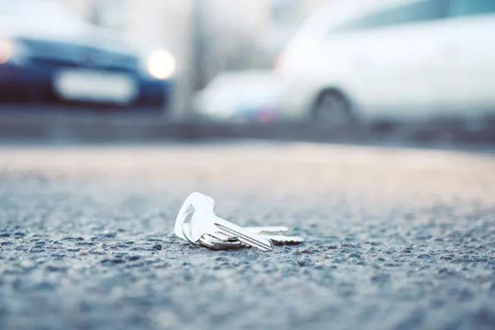 Schlüssel liegt verloren auf der Straße