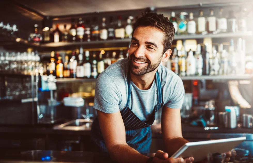 Mann arbeitet in einer Bar