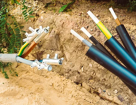 Nicht verbundene Kabel in der Erde