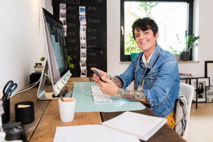 Frau arbeitet zufrieden am Arbeitsplatz