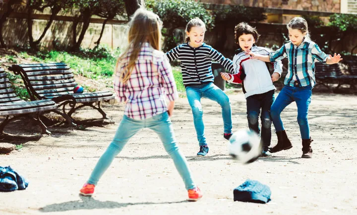 Kinder spielen Ball