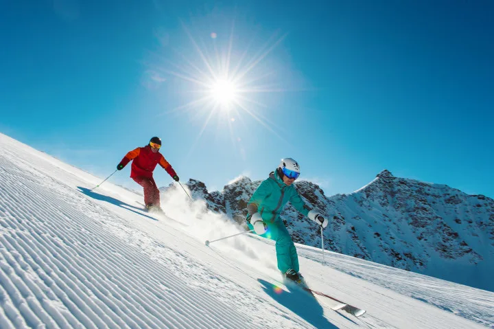 Zwei Personen fahren Ski