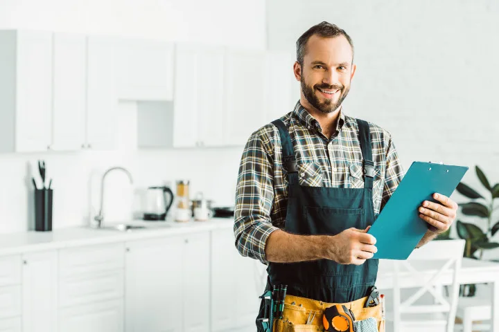 Handwerker steht in einer Küche
